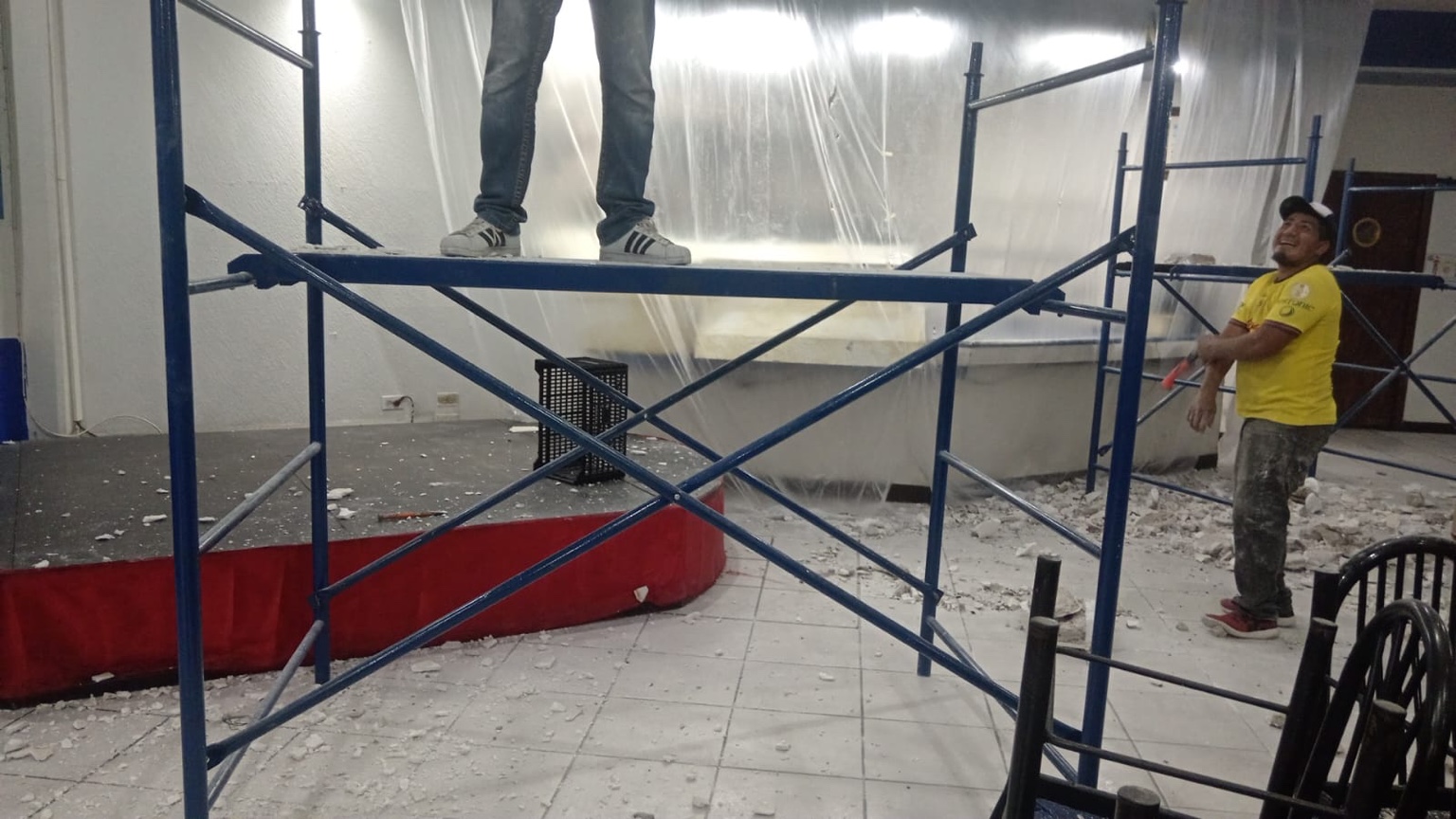 Andamio armado en interior
